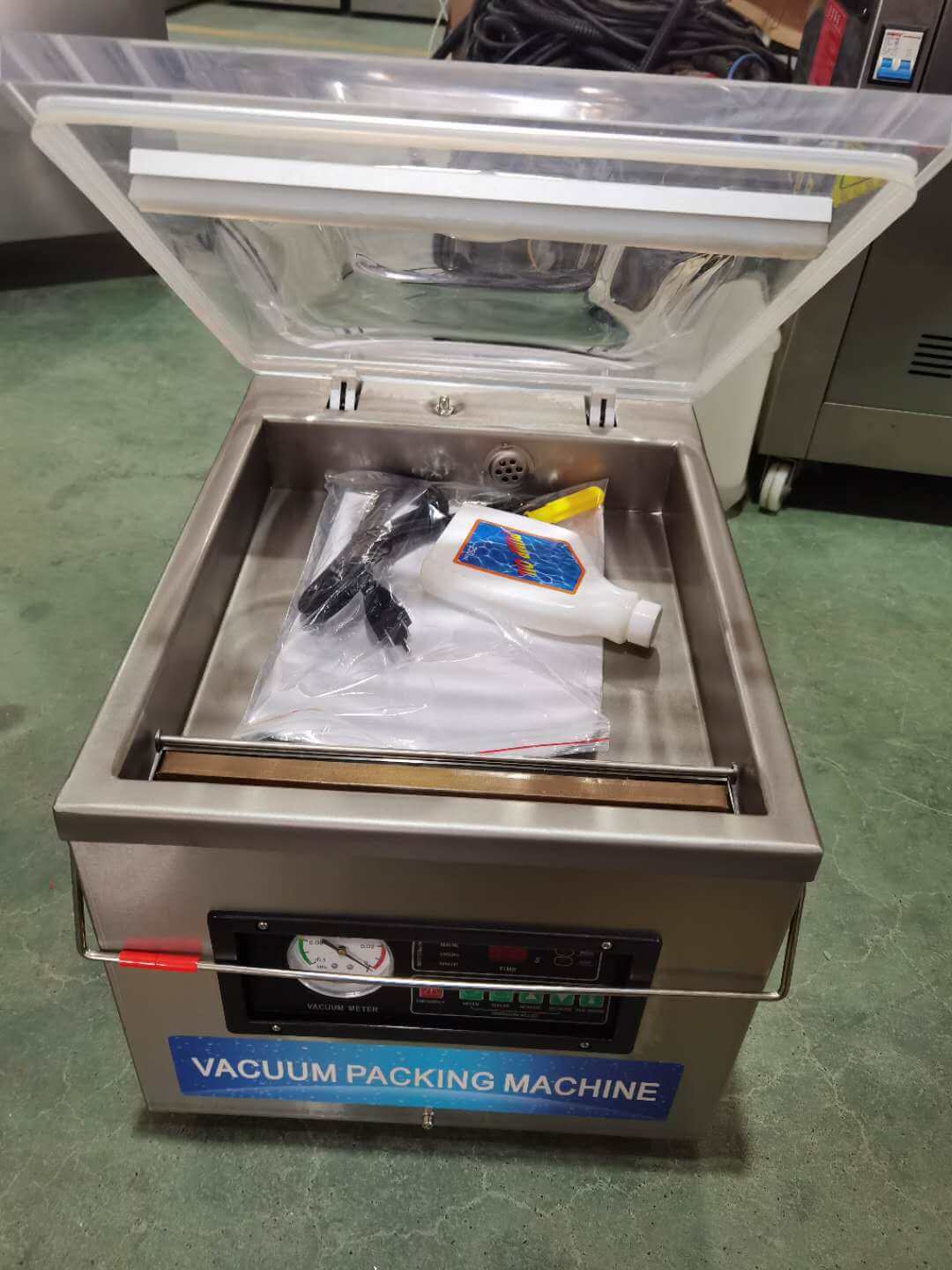 Máquina automática de embalagem a vácuo de porta única Dz600